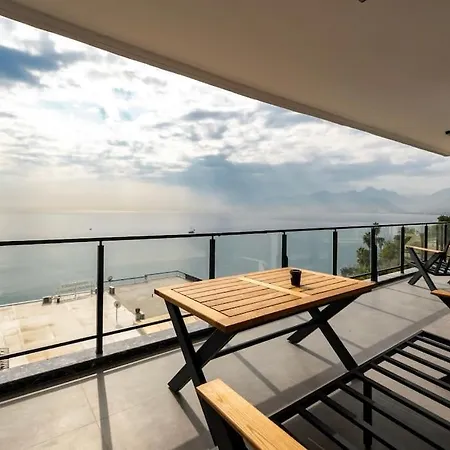 The Sea Cliff Signature *